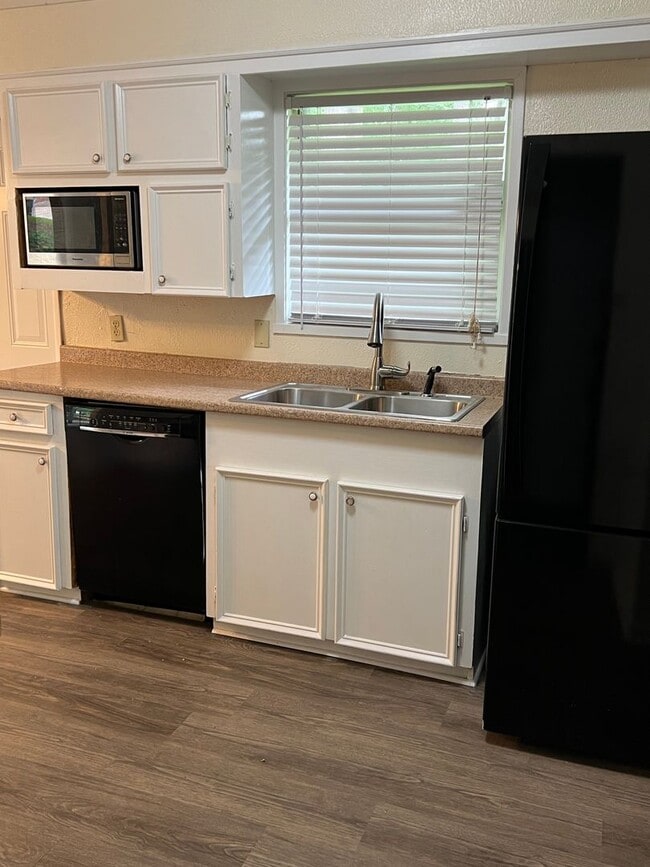 Photo - 818 Willow Dr