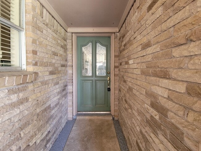 Photo - 1703 Raintree Dr