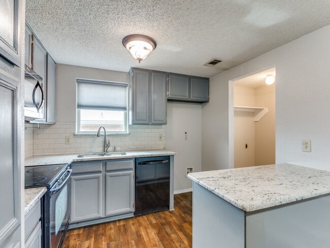 Photo - 7124 Summerset Dr