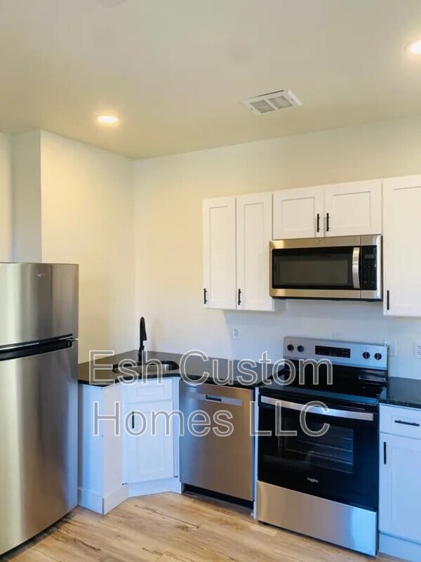 Building Photo - 11 E Walnut St