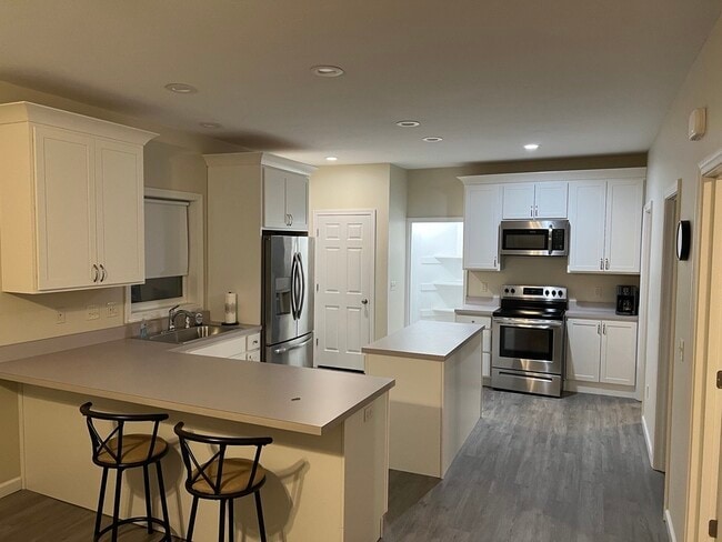 Building Photo - 12 Selkirk St Unit #1