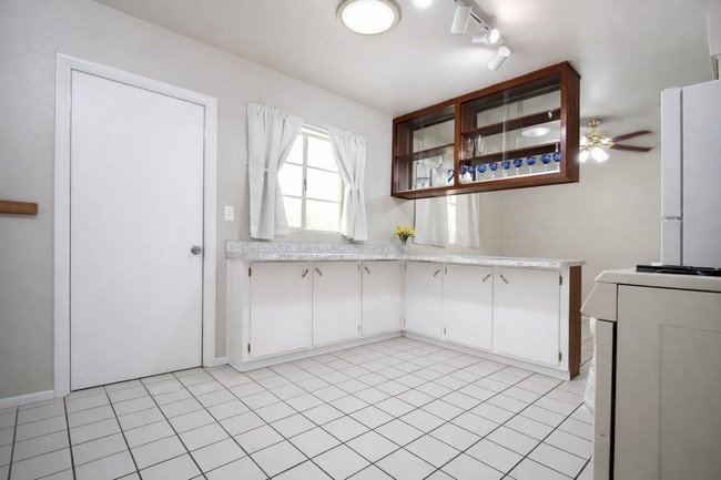 kitchen - 1427 W 7th St