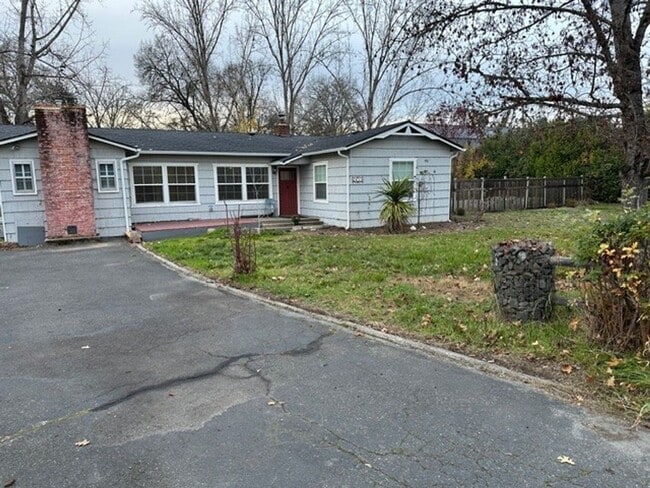 Recently renovated 4 bed, 2 bath home in Grants Pass! - Recently renovated 4 bed, 2 bath home in Grants Pass!