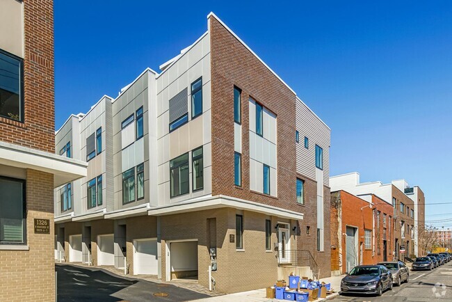 Building Photo - Stunning 3-Bedroom Townhouse with Garage a...