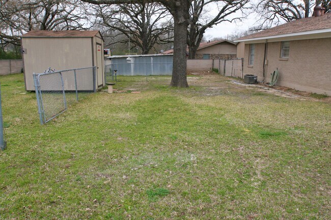 patio trasero con cobertizo - 503 Hilliard Dr