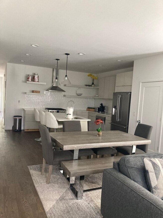 Photo - 4BR Townhome - Minutes from Oracle Campus