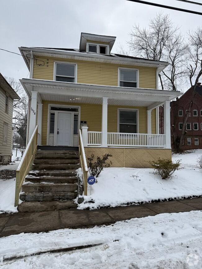 Building Photo - 1028 W Muskingum Ave Rental