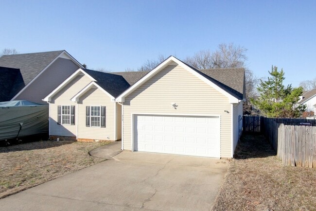 Photo - 3 bed 2 bath Fenced yard.  Heart of St. B.  Hurry.