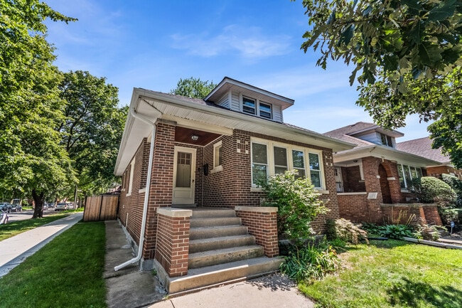 Building Photo - 7457 N Maplewood Ave