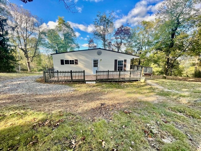 Building Photo - MUST SEE! 3 Bed 1 Bath Aliquippa PA