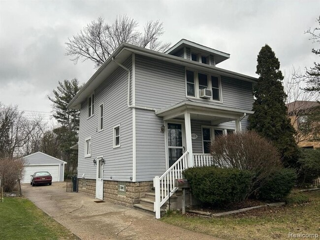 Building Photo - Spacious 3-bedroom, 2-bath home in the hea...