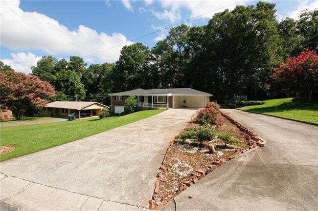 Photo - 840 Howard Ct SW