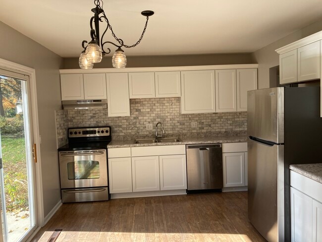 Kitchen - 401 Simonson St Unit 401