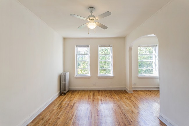 Photo - Wolcott Court - 1828 W Lawrence Ave