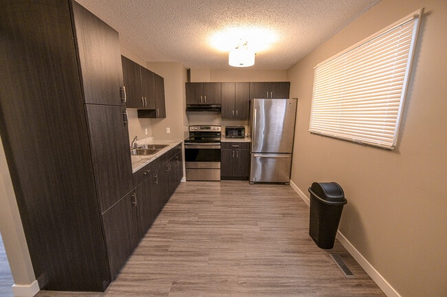 Photo - 9323-93109 109 Ave