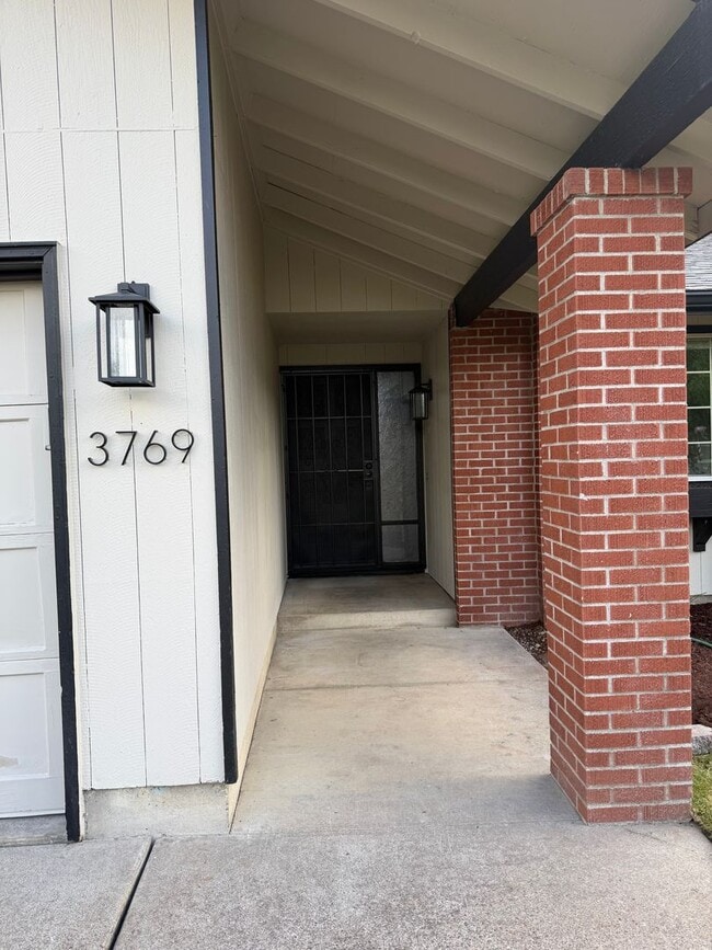 Photo - Beautifully updated 3 bedroom, 2 bath house in Eugene!