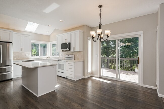 Photo - 3 Bed 2.5 Bth Upper Floor Unit + A/C + Fireplace + Large Deck