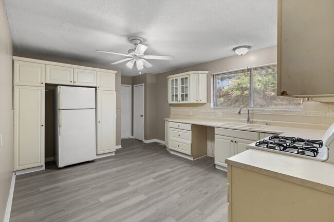 Photo - 695 Charvel Dr