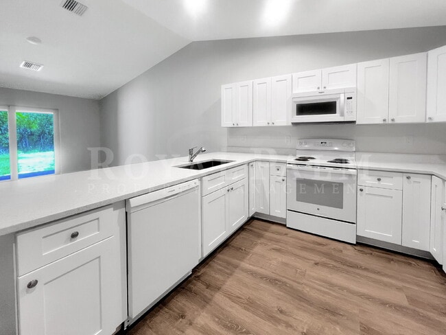 Building Photo - Spacious 3-Bedroom Duplex Retreat with 2 Full Baths in Prime Lehigh Acres Location!