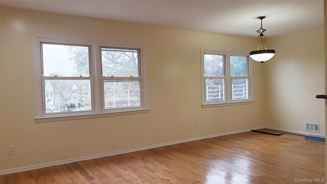 Photo - 15-39-39 208th St