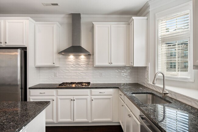 Photo - WOW! LOCATION!! Spacious light filled comfortable 3bedroom home