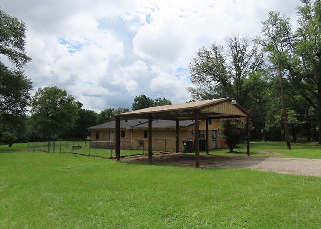 Photo - Country Living-City Close! 3 Bedroom, 2 Ba...