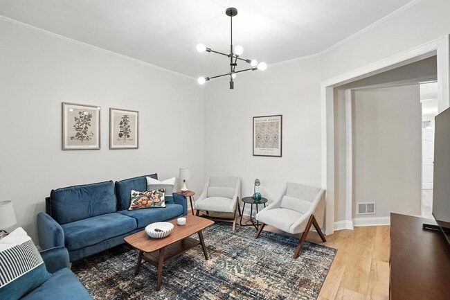 Photo - 1116 W Roscoe St