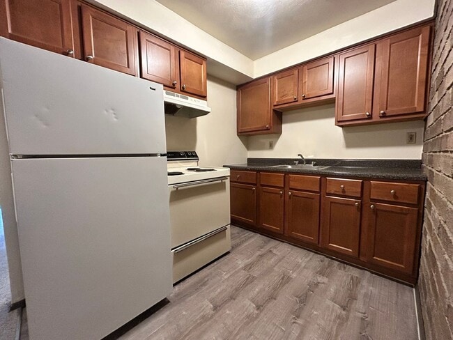 Building Photo - Beautiful First Floor 1 Bedroom Apartment Available at Kellywood Manor!  Call Today! Unit 602