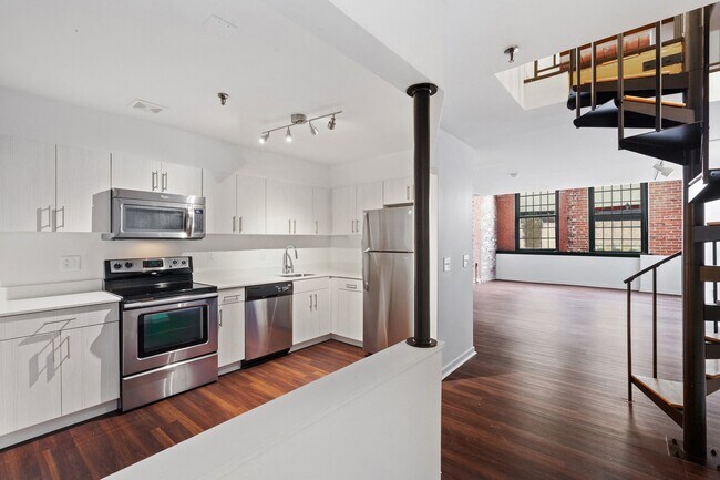 Cocina renovada con piso de madera - Logan Lofts