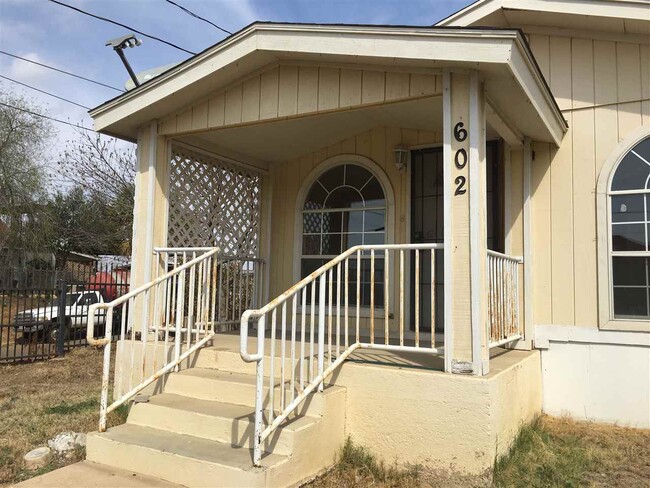 Photo - 602 Mier St