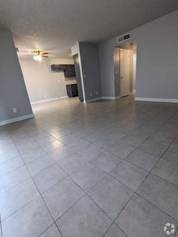 Building Photo - 815 N Peach Ave Unit 209 Rental