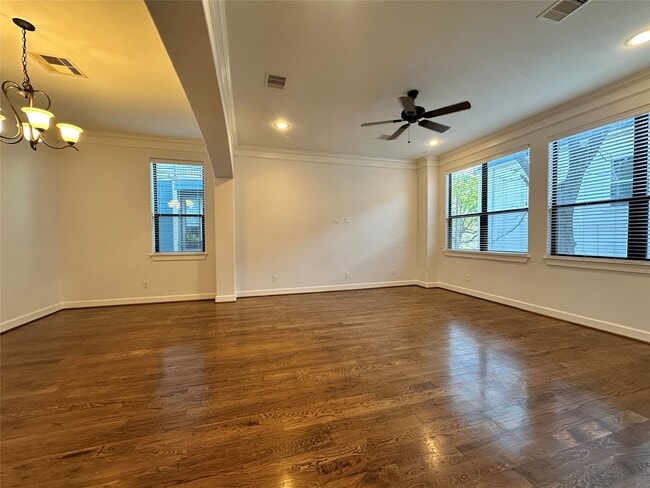 Photo - 615 W 27th St