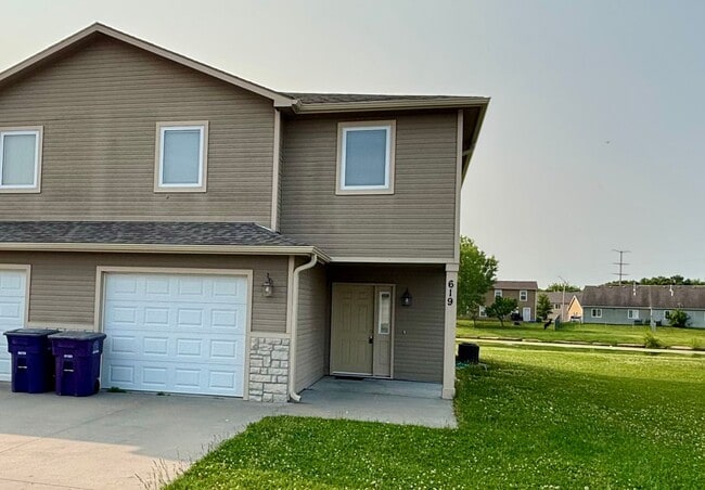 Building Photo - Room to Live, Space to Enjoy – 4 Bed / 2.5 Bath Duplex in East Manhattan