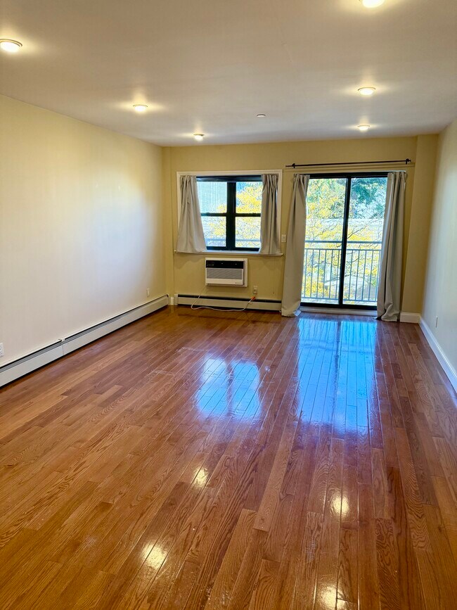 Photo - 27-16 41st Ave Unidad 3B