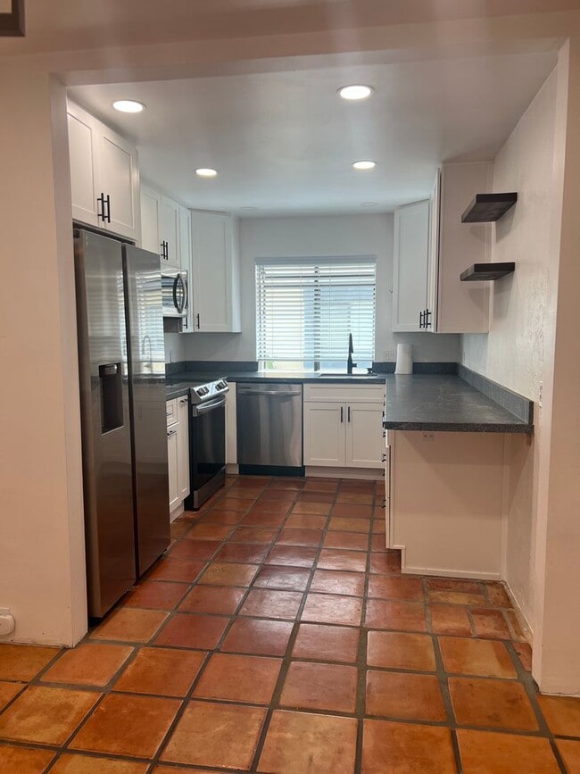 Beautiful 3 bedroom (2 bed + den/office) t... - Beautiful 3 bedroom (2 bed + den/office) t... Townhome