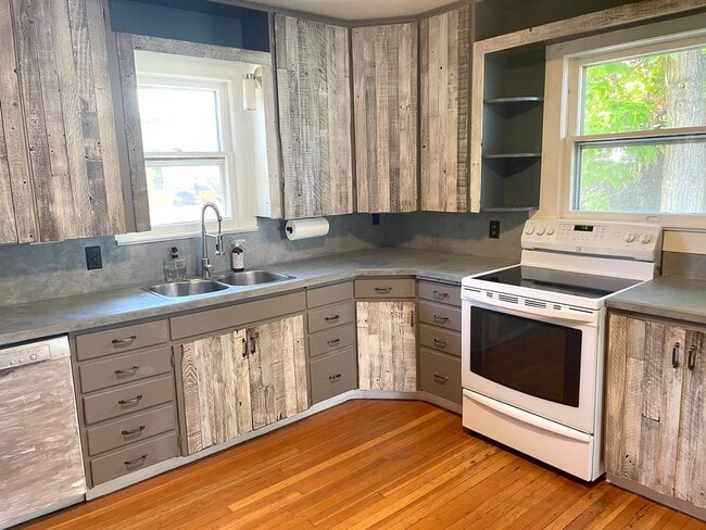 Photo - 2411 W Woodlawn Ave
