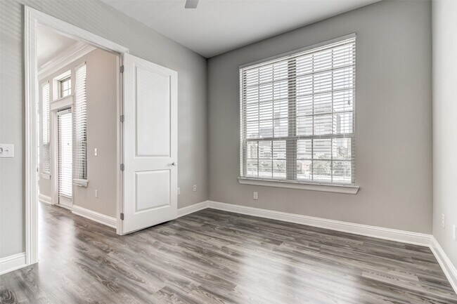 Building Photo - 2111 Austin St Unit 335 Rental