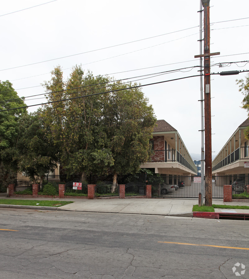 Primary Photo - 1616-1618 Grismer Ave Apartments