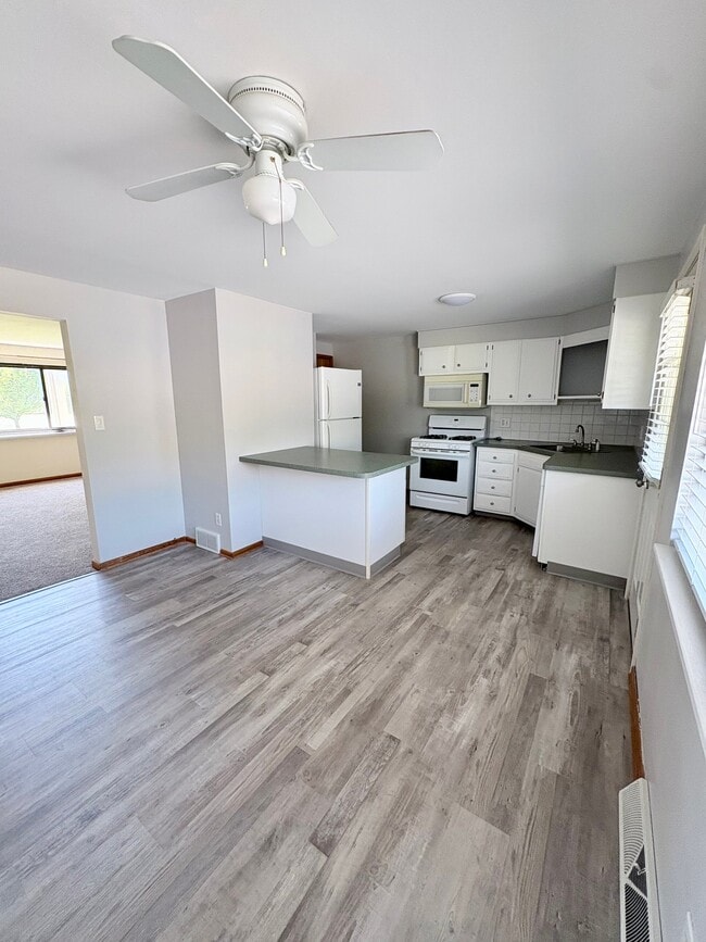 Building Photo - 231 Greenmeadow Dr