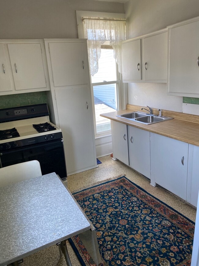 Kitchen - 712 Poplar St