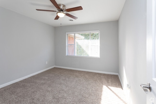 2BR, 1BA - 784 SF