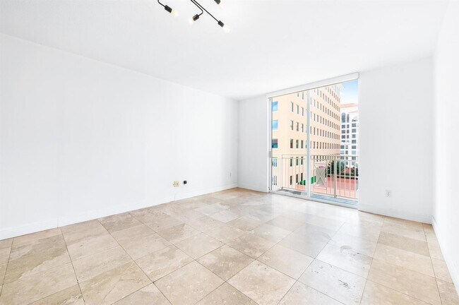 Photo - 2030 Douglas Rd Unidad 807