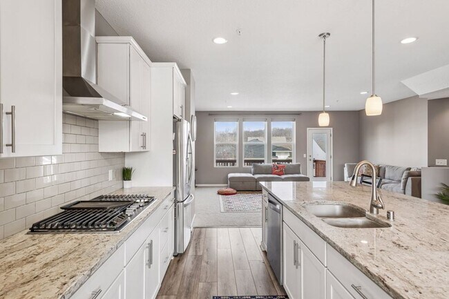 Photo - Spacious 3bed 3bath Townhome in Chaska!