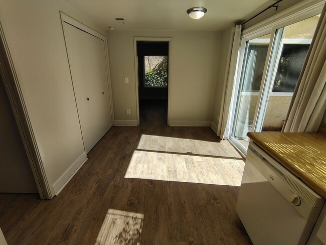Photo - 939 Claremont Ct