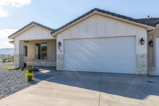 Building Photo - Painted Sands 3 Bedroom, 2 Bathroom Furnished Home