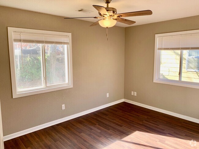 Building Photo - For Lease - 3 Bedroom 1 Bath House!