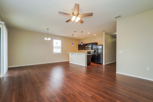 1557 Regent Ct