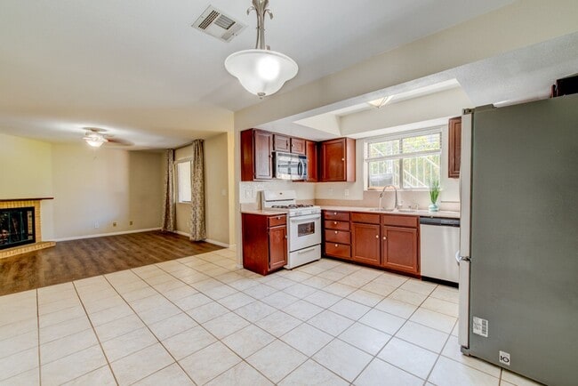 Building Photo - Status: Accepting Applications Unit 2 Rental