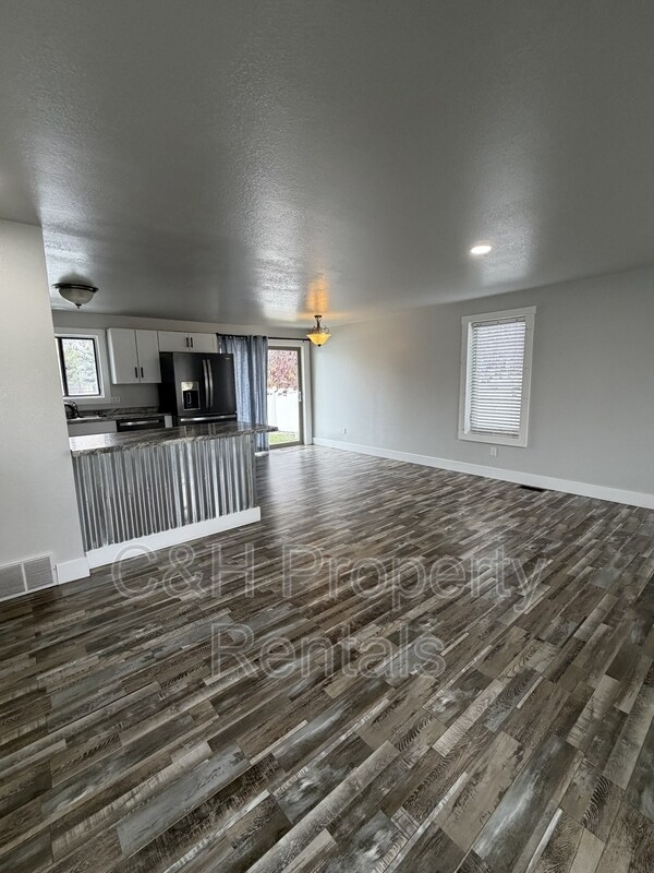 Photo - 3550 Granger Ave E