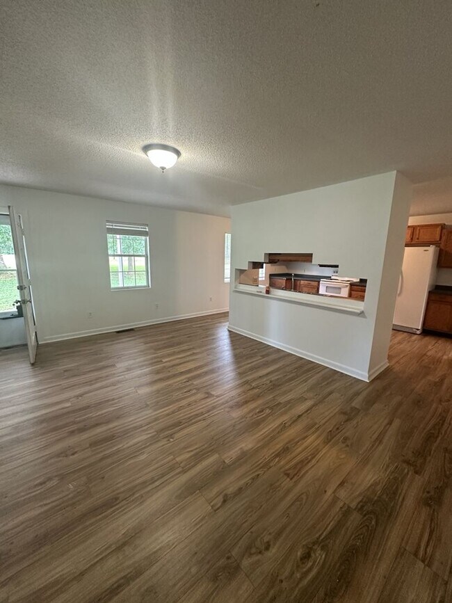 Photo - Quiet 3 Bedroom 2 Bath with Creek Access!! – Pet Friendly!